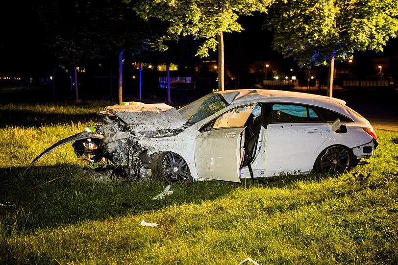 Ein 47-Jähriger flüchtet mit seinem Mercedes CLA vor einer Polizeikontrolle, übersieht einen Kreisverkehr und wird rund 40 Meter durch die Luft geschleudert. Die Bilder vom Einsatz