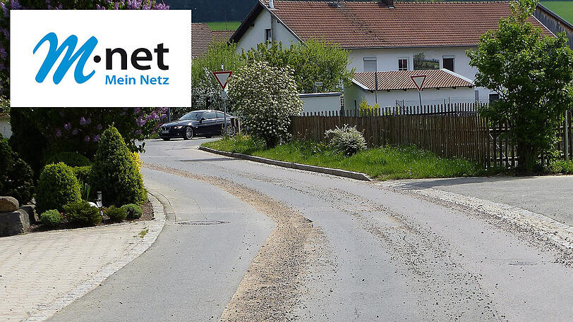 Die Fahrbahn seit Monaten aufgerissen, Glasfaser sind aber nicht verlegt: Szene aus dem Örtchen Obertrauenbach im Sommer 2018. Hier sollte M-Net eigentlich bauen.
