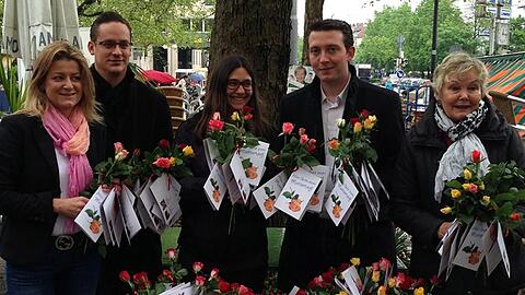 Verteilten Rosen (v. l.): Mechthilde Wittmann, Tobias Bitterer, Sabine Schuster, Leonhard Agerer und Inge Fischer).