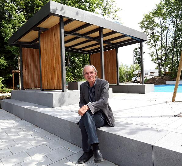 Ulrich Rauh, Leiter der Planung für die Grünanlagen im Baureferat, hat sich bei der Besichtigung des sanierten Spiel- und Bolzplatzes mit den Nachbarn unterhalten.