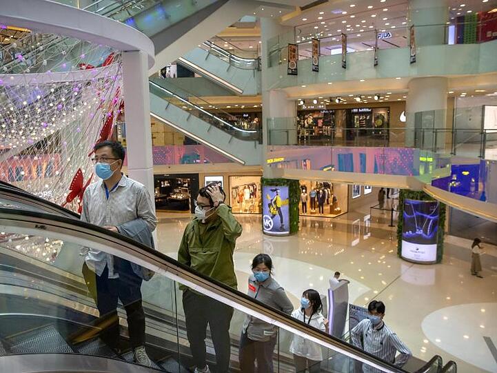 Kunden in einem Einkaufszentrum in Peking. Auch Chinas Unternehmen leiden schwer unter der Corona-Krise.