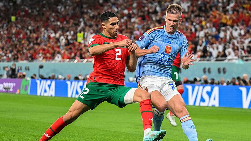 Marokkos Achraf Hakimi und Spaniens Dani Olmo im Kampf um den Ballbesitz. Marokkos Achraf Hakimi und Spaniens Dani Olmo im Kampf um den Ballbesitz.
