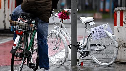 Neun Radfahrer sind im vergangenen Jahr in München bei Verkehrsunfällen ums Leben gekommen. An den Orten, an denen Radler starben, werden oft später weiß lackierte Fahrräder, so genannte Ghost Bikes, als Mahnung und zur Erinnerung aufgestellt.