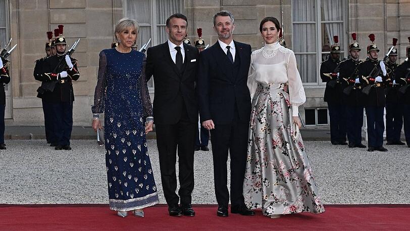 Brigitte Macron (v.l.), Pr&auml;sident Emmanuel Macron, K&ouml;nigin Mary und K&ouml;nig Frederik X. posierten vor dem Staatsbankett im Pr&auml;sidentenpalast &Eacute;lys&eacute;e f&uuml;r die Fotografen.