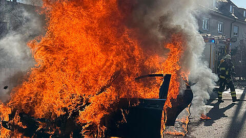 Aus dieser Flammenhölle konnten sich die Autofahrerin und ihre Katze in Sicherheit bringen. Aus dieser Flammenhölle konnten sich die Autofahrerin und ihre Katze in Sicherheit bringen.
