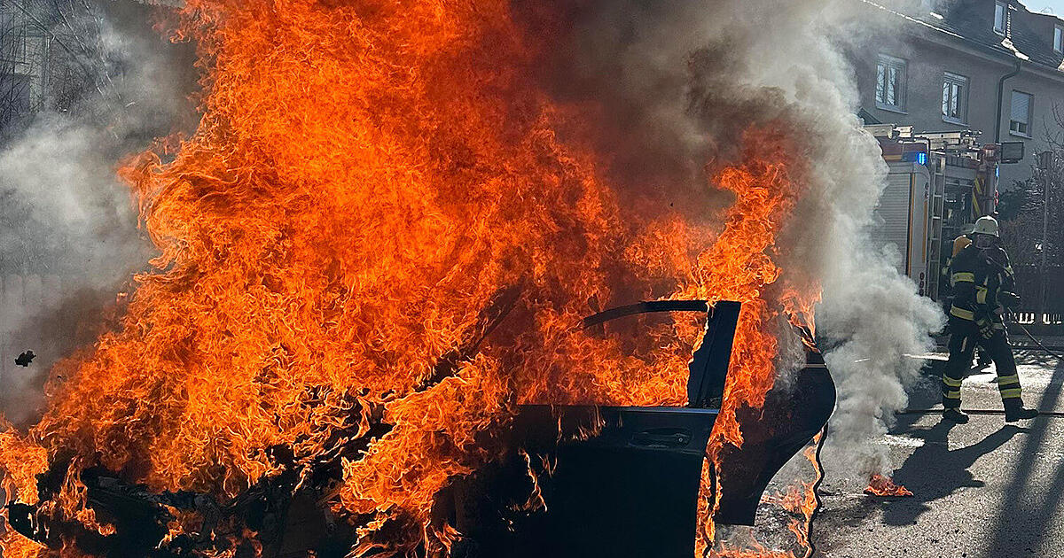 Brennendes-Auto-mitten-in-M-nchen-Fahrerin-und-Katze-retten-sich-in-letzter-Sekunde