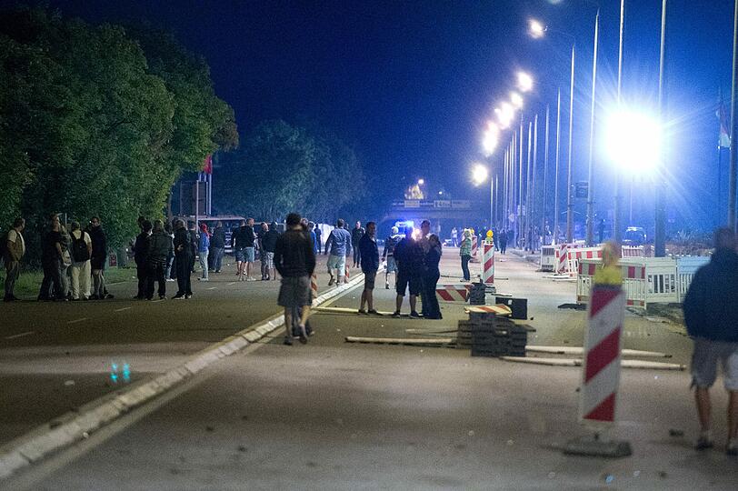 Wieder rechte Krawalle im sächsischen heidenau. Die Bilder von Samstagnacht.