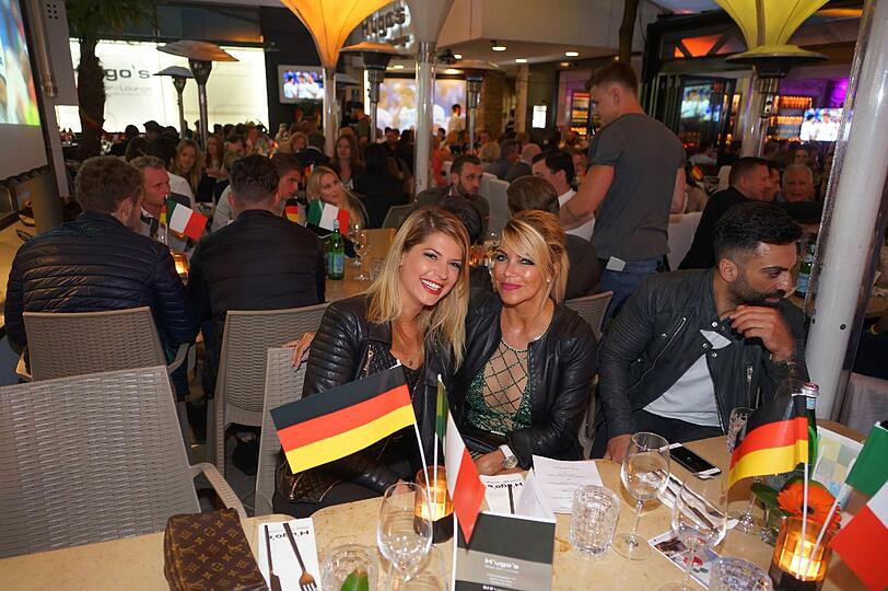 Hunderte feierten den Einzug ins Halbfinale im H'ugo's