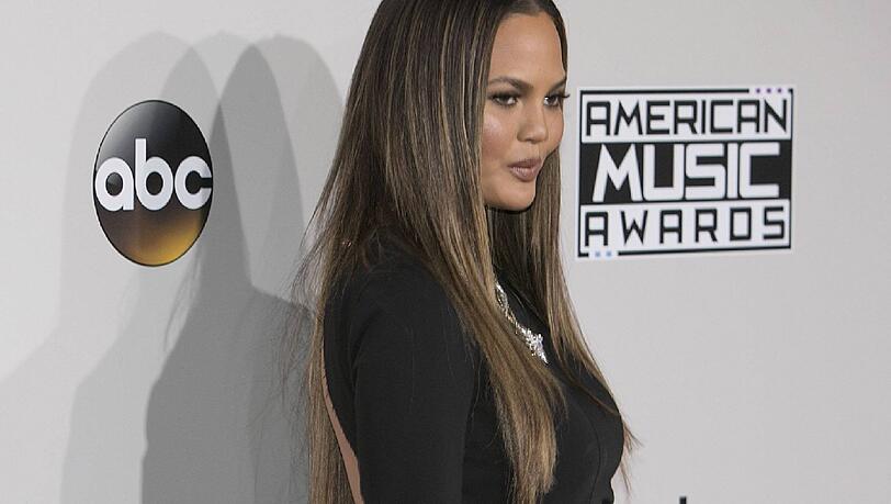 Chrissy Teigen ließ auf dem roten Teppich der AMAs tief blicken... Chrissy Teigen ließ auf dem roten Teppich der AMAs tief blicken...
