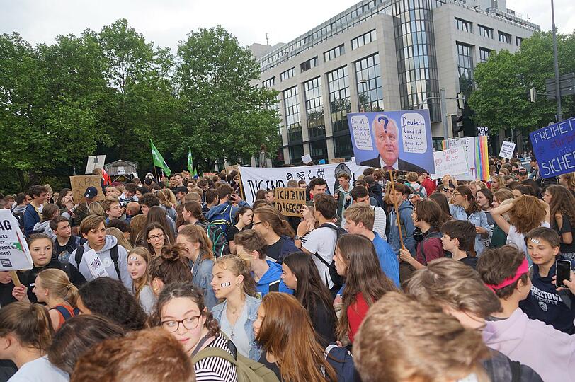 Rund 2.000 Schüler protestieren