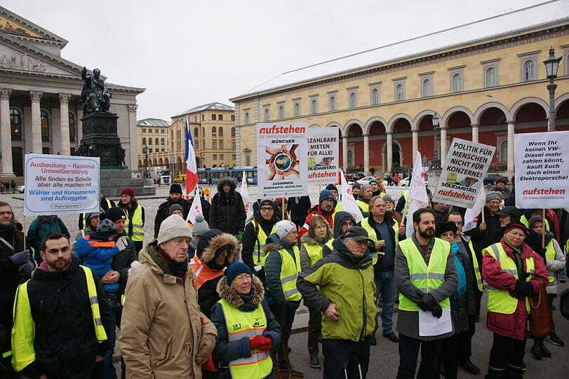 Gelbwesten-Protest vor der Oper am Samstag. 150 Teilnehmer demonstrierten für eine solidarische Gesellschaft.