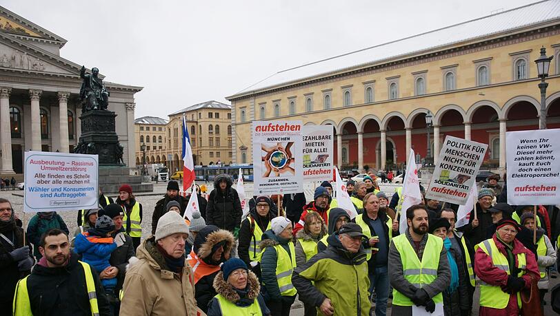 Gelbwesten-Protest vor der Oper am Samstag. 150 Teilnehmer demonstrierten für eine solidarische Gesellschaft. Gelbwesten-Protest vor der Oper am Samstag. 150 Teilnehmer demonstrierten für eine solidarische Gesellschaft.