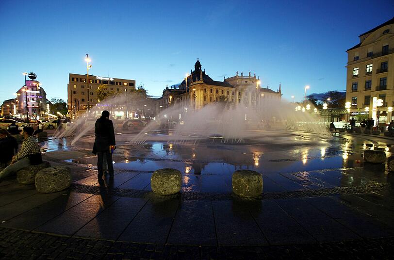 Ein Bild wie gemalt: der Brunnen am Stachus im Abendlicht.