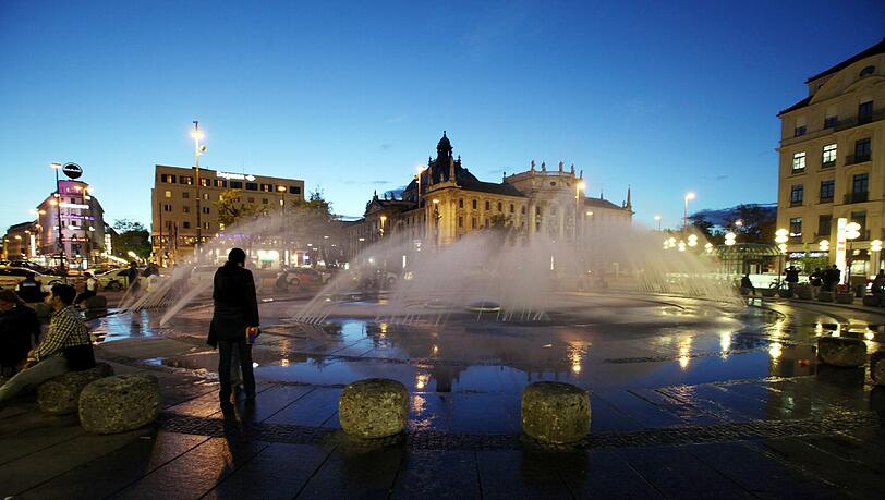Ein Bild wie gemalt: der Brunnen am Stachus im Abendlicht. Ein Bild wie gemalt: der Brunnen am Stachus im Abendlicht.
