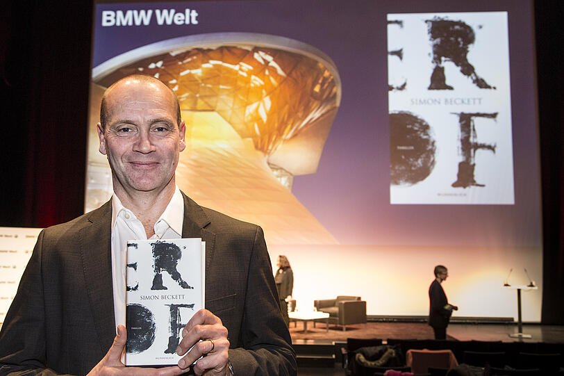 Star-Autor Simon Beckett präsentierte seinen neuen Thriller &bdquo;Der
Hof&ldquo;.