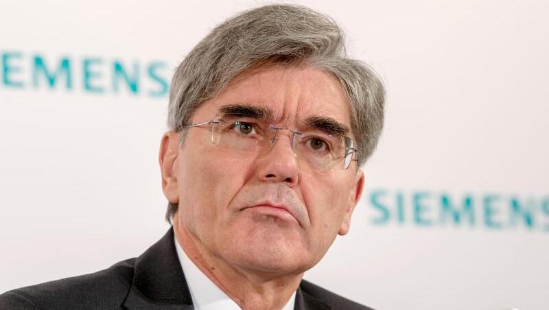 Siemens-Vorstand Joe Kaeser steht im Streit um die Lieferung für ein riesiges Kohlebergwerk in Australien in der Kritik. Siemens-Vorstand Joe Kaeser steht im Streit um die Lieferung für ein riesiges Kohlebergwerk in Australien in der Kritik.