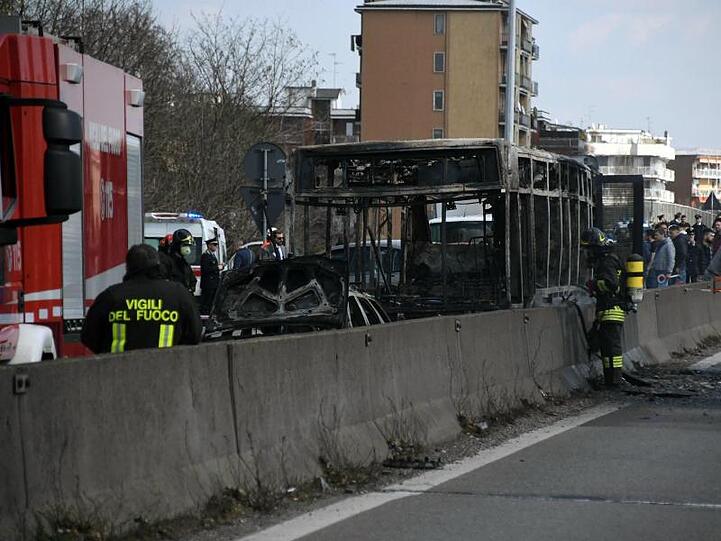 Der Mann hatte den Bus voller Schulkinder in seine Gewalt gebracht und dann in Brand gesetzt.