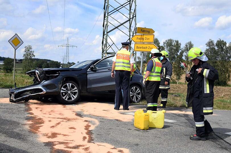 Auslaufende Fahrzeugflüssigkeiten wurden von der Feuerwehr mittels Sand gebunden.