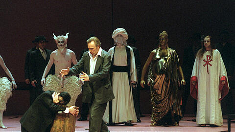 Jesus, Buddha und Mohammed als "Religionsführer" (im Hintergrund v.r.) warten in Hans Neuenfels' Inszenierung von Mozarts "Idomeneo" an der Deutschen Oper Berlin auf ihre Hinrichtung.