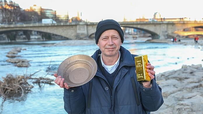 Thomas Hilbert wäscht probeweise Gold in der Isar, nahe der Reichenbachbrücke - wird aber nicht fündig.