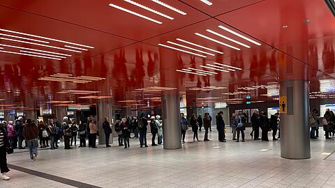 Die Schlange fürs 49-Euro-Ticket am Dienstag am Marienplatz.