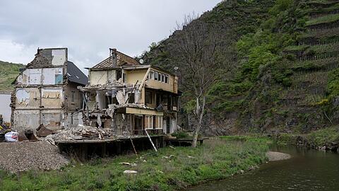 Noch immer zeugt die Ruine eines Hauses in Mayschoß von der Wucht der Wassermassen.