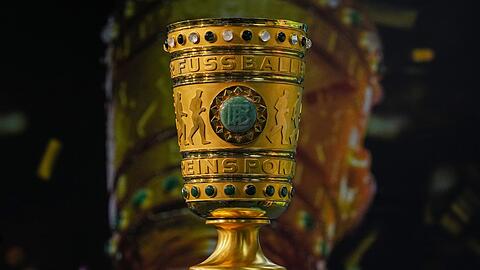 Fußball: Der DFB-Pokal steht auf einem Podest
