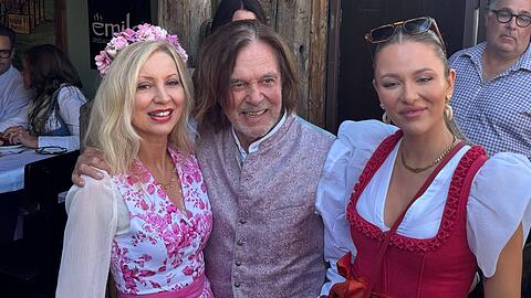 J&uuml;rgen Drews mit Ehefrau Ramona (li.) und Tochter Joelina (re.) am Sonntag auf dem Oktoberfest.