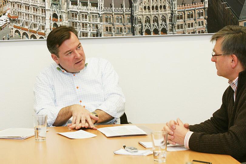Stellte sich den Fragen von AZ-Rathaus-Reporter Willi Bock (r.): OB-Kandidat Josef Schmid (CSU).