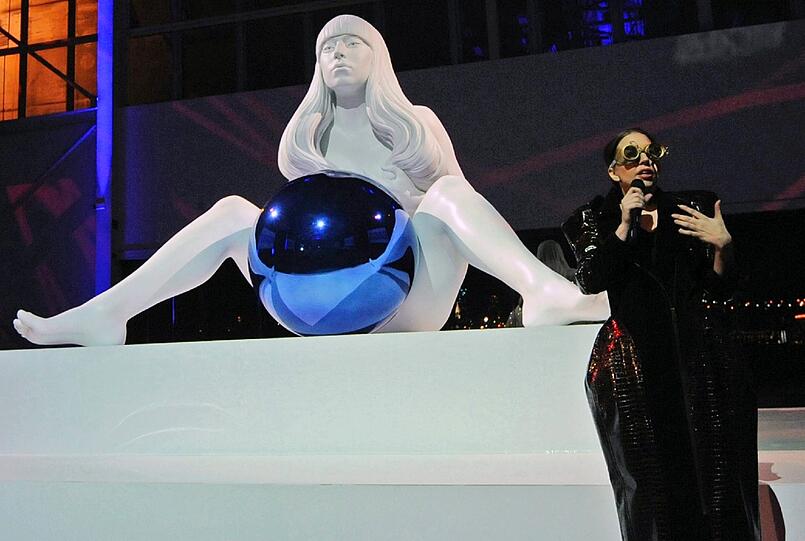 Lady Gaga und das fliegende Kleid "Volantis": Bei der Release-Party zu "Artpop" ist die Pop-Diva abgehoben. Die Bilder.