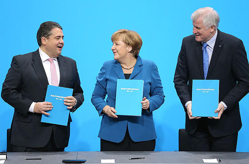 Viele Streitthemen sind innerhalb der Koalition noch offen. Die Parteivorsitzenden Sigmar Gabriel (SPD, l.), Angela Merkel (CDU) und Horst Seehofer (CSU) beraten in einer Spitzenrunde über mögliche Lösungen.