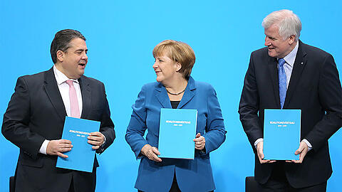 Viele Streitthemen sind innerhalb der Koalition noch offen. Die Parteivorsitzenden Sigmar Gabriel (SPD, l.), Angela Merkel (CDU) und Horst Seehofer (CSU) beraten in einer Spitzenrunde über mögliche Lösungen.