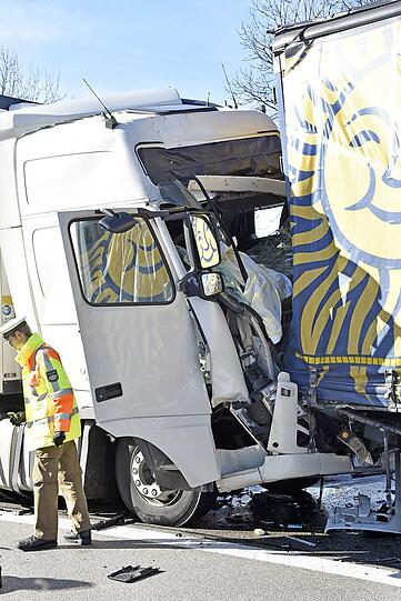 Die Bilder vom Lkw-Unfall auf der A99.