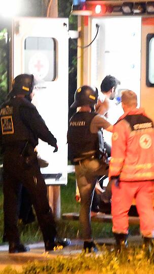 Bilder vom großen Polizeieinsatz in Riem: Nach einem Streit bedrohte ein Bewohner einer Asylbewerberunterkunft die Beamten mit einem Messer.