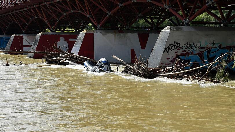 Erhöhter Wasserstand, viel Treibholz, starke Strömung und getrübtes Wasser machen die Isar derzeit zu gefährlich für Bootsfahrten.