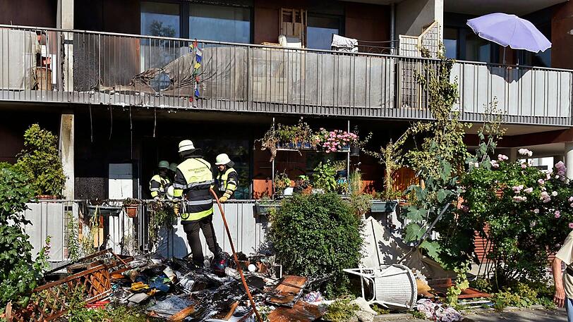Bei einem Balkonbrand in Riem zog sich ein Ersthelfer bei einem Löschversuch eine Rauchvergiftung zu.