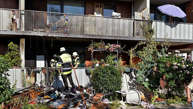 Bei einem Balkonbrand in Riem zog sich ein Ersthelfer bei einem Löschversuch eine Rauchvergiftung zu. Bei einem Balkonbrand in Riem zog sich ein Ersthelfer bei einem Löschversuch eine Rauchvergiftung zu.