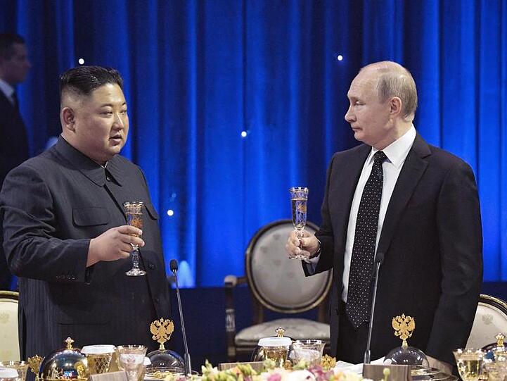 Kim Jong Un und Wladimir Putin stoßen nach ihrem Gespräch miteinander an. Russland ist einer der wenigen Verbündeten des international isolierten Nordkoreas.