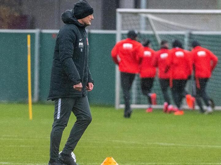 Heiko Herrlich beobachtet auf dem Trainingsgelände des FC Augsburg die Spieler seines Teams. Foto: Stefan Puchner/dpa/Archivbild