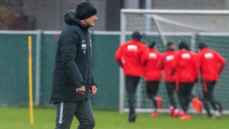 Heiko Herrlich beobachtet auf dem Trainingsgelände des FC Augsburg die Spieler seines Teams. Foto: Stefan Puchner/dpa/Archivbild Heiko Herrlich beobachtet auf dem Trainingsgelände des FC Augsburg die Spieler seines Teams. Foto: Stefan Puchner/dpa/Archivbild