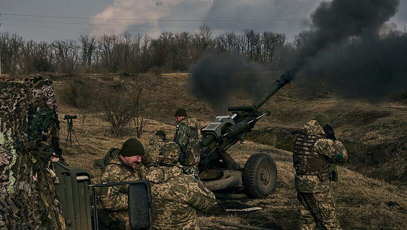 Ukrainische Soldaten feuern eine Panzerhaubitze auf russische Stellungen in der Nähe von Bachmut.