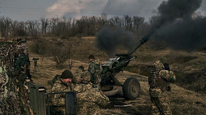 Ukrainische Soldaten feuern eine Panzerhaubitze auf russische Stellungen in der Nähe von Bachmut.