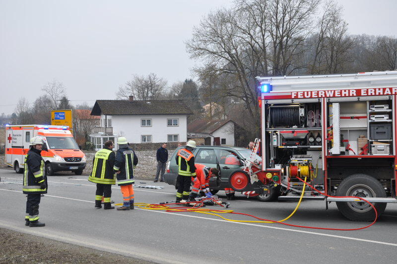 Zu einem Verkehrsunfall kam auf der B299 höhe Erharting: Ein PKW Fahrer wollte von Erharting kommend auf die B299 fahren und übersah dabei einen LKW. Im Kreuzungsbereich kam es zum Zusammenstoß. Dabei wurde der Fahrer des PKW mittelschwer verletzt. Er kam in ein Mühldorfer Krankenhaus.