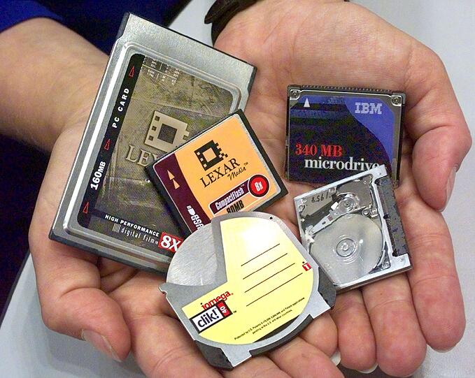Nach und nach gehört der PC für immer mehr Menschen zum Haushalt. Die Speicherkapazität der Rechner ist damals jedoch noch in ihren Anfängen. Extrene Speicher sollen Abhilfe schaffen: 1999 sind sie allerdings noch so groß wie heute ein Handyakku.