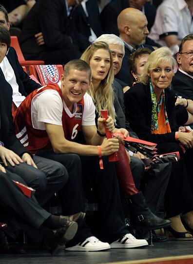 Der neue Audi Dome: "Stimmung wie beim Derby", findet Bastian Schweinsteiger. Hoeneß und Breitner sind begeistert. Die Bilder von der Basketball-Premiere in der neuen Halle.
