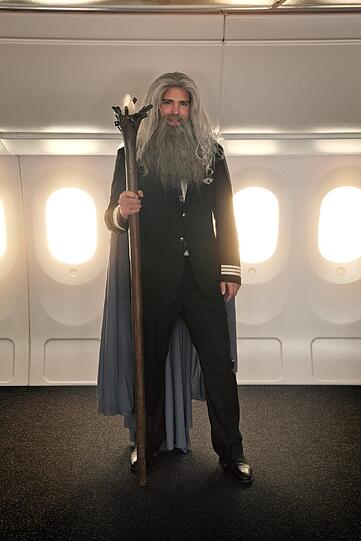 Ein als Zauberer Gandalf verkleideter Flugkapitän der Fluglinie Air New Zealand ist auf einem undatierten Foto in einem Flugzeug zu sehen. Seit neuestem präsentieren Hobbits, Elben und Zwerge bei Air New Zealand Passagieren die Sicherheitshinweise vor dem Abheben der Maschine