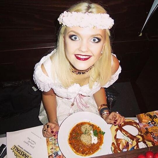 Bonnie Strange scheint sich auf ihre Semmelknödel zu freuen.
