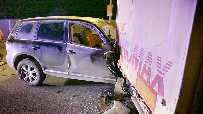 Die 20-Jährige krachte frontal in den Lkw-Anhänger. Glücklicherweise blieb sie unverletzt. Die Bilder vom Unfallort.