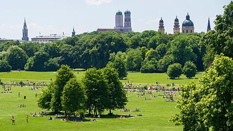 Sich schnell mal in der Mittagspause im Grünen in die Sonne legen, das ist der pure Münchner Luxus. Dabei hat man vom Englischen Garten aus immer noch die Silhouette der Stadt im Blick.