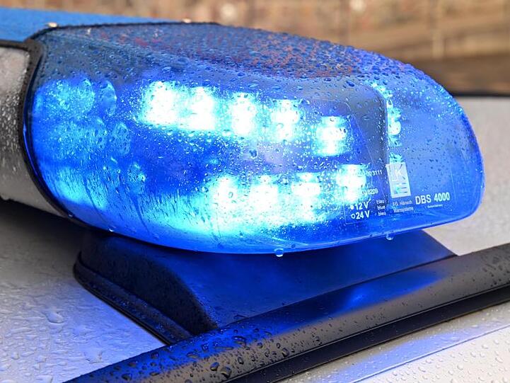 Ein Streifenwagen der Polizei steht mit eingeschaltetem Blaulicht. Foto: Carsten Rehder/dpa